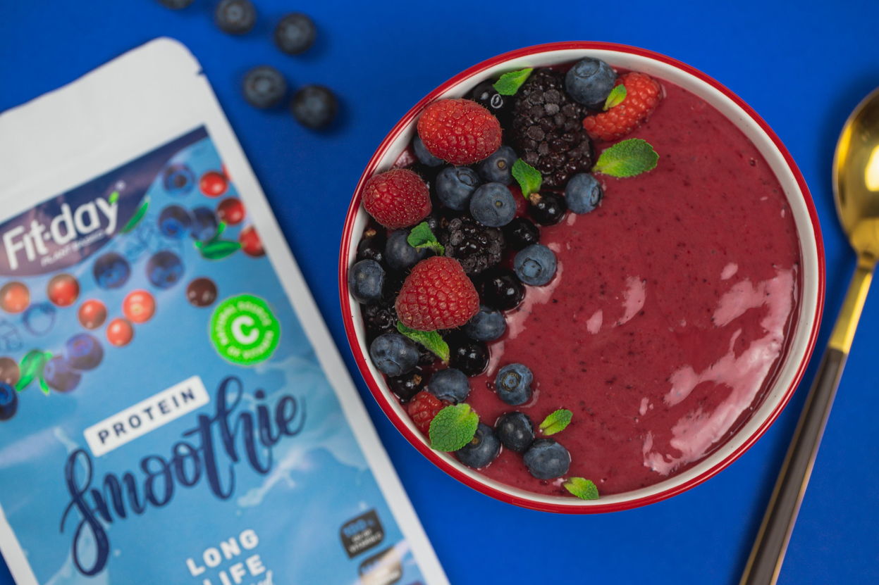 Čučoriedková smoothie bowl s proteínom, malinami, ostružinami a ríbezľami